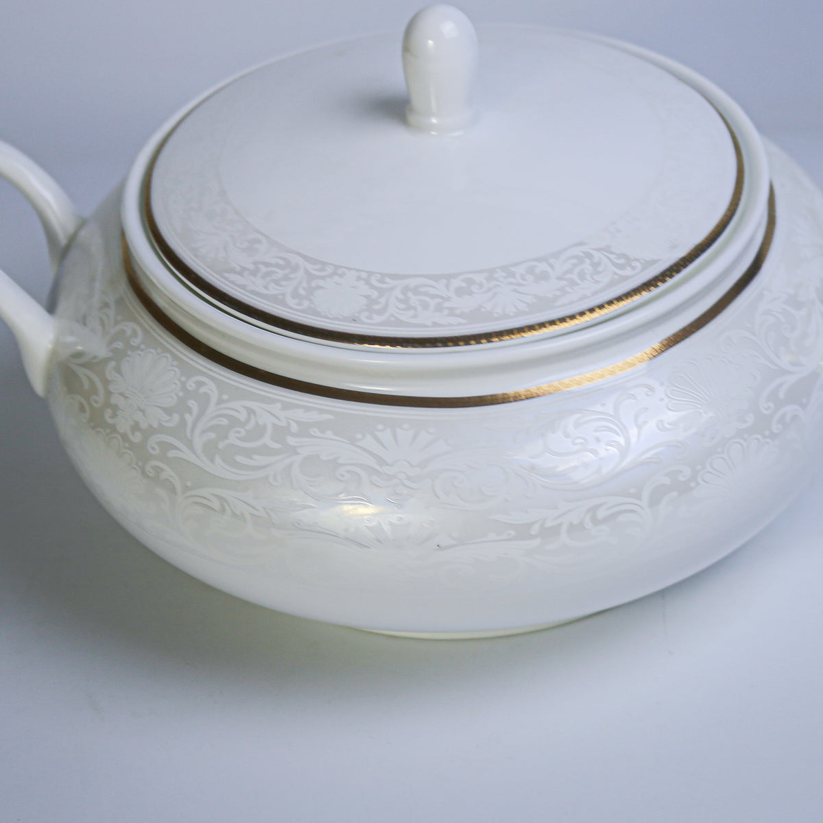 Ceramic Porcelain Serving Bowl with Lid-AWB