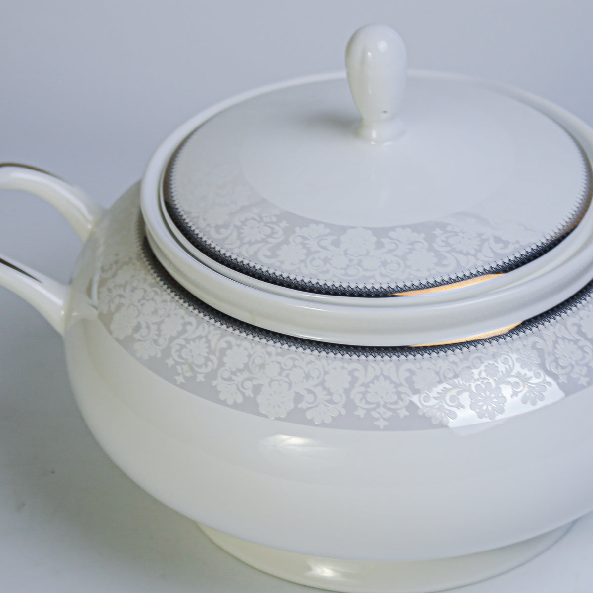 Ceramic Porcelain Serving Bowl with Lid-SWAB
