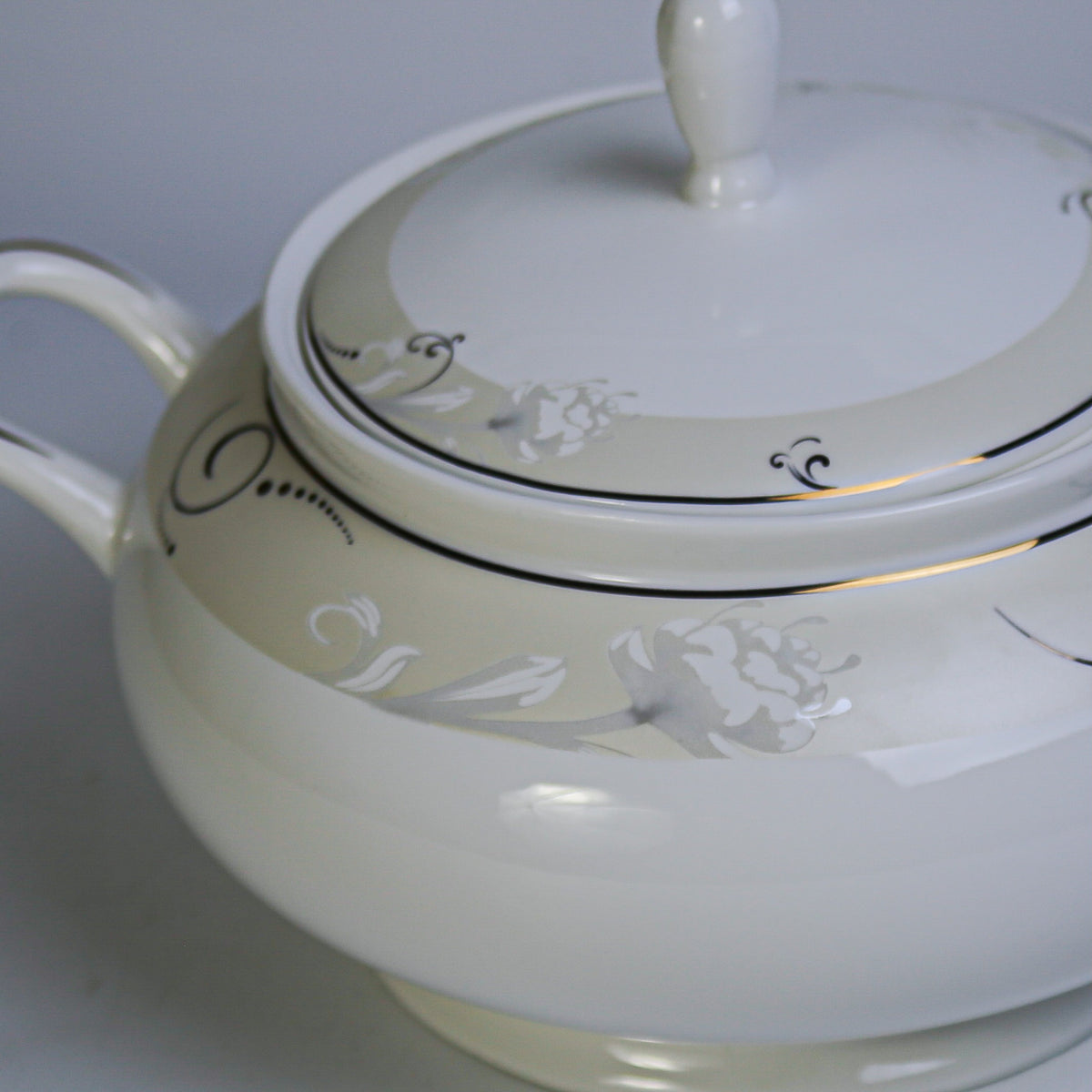 Ceramic Porcelain Serving Bowl with Lid-SWAB/2