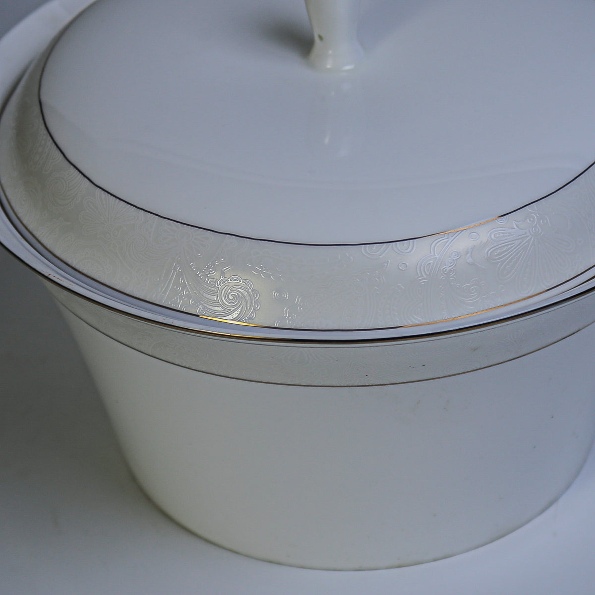 Ceramic Porcelain Serving Bowl with Lid